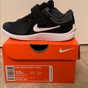 Nike revolution 4